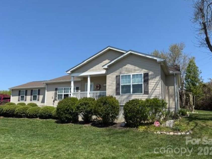 34 Middle Street, Hendersonville, NC 28792.  MLS# CAR4391444, YatesRealty ID 29010. 
