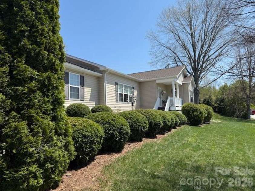 34 Middle Street, Hendersonville, NC 28792.  MLS# CAR4391444, YatesRealty ID 29010. 