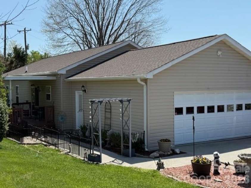 34 Middle Street, Hendersonville, NC 28792.  MLS# CAR4391444, YatesRealty ID 29010. 