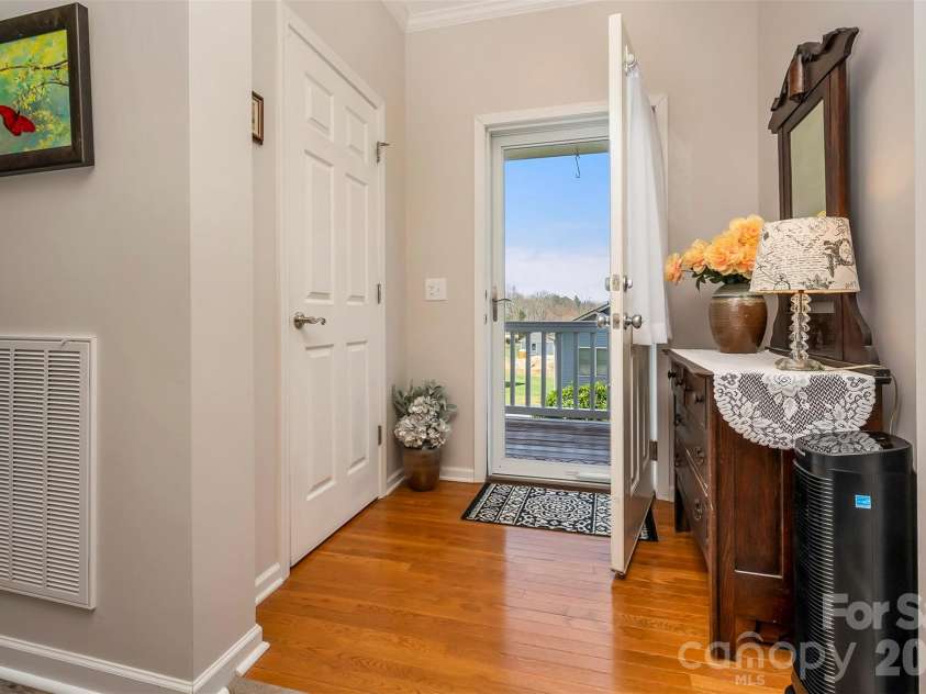 34 Middle Street, Hendersonville, NC 28792.  MLS# CAR4391444, YatesRealty ID 29010. 