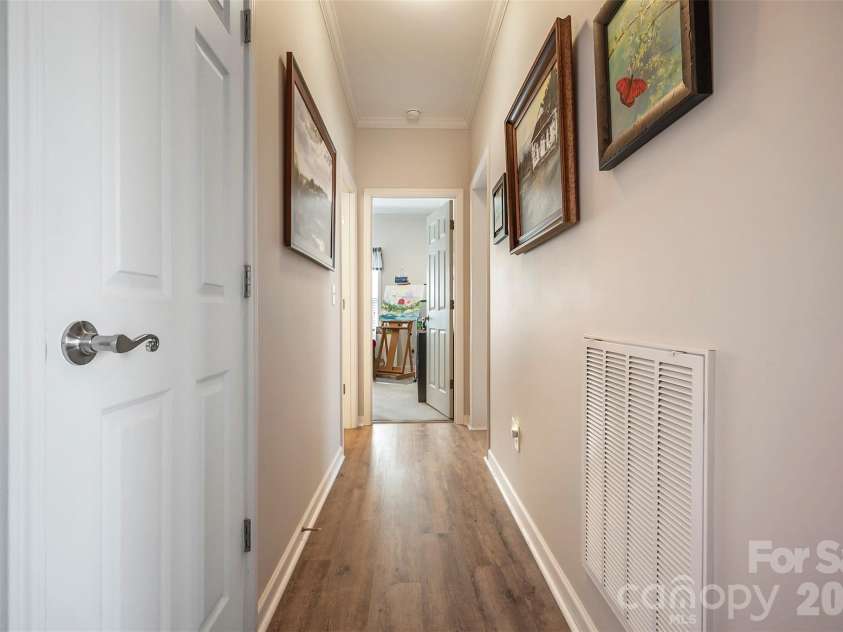 34 Middle Street, Hendersonville, NC 28792.  MLS# CAR4391444, YatesRealty ID 29010. 