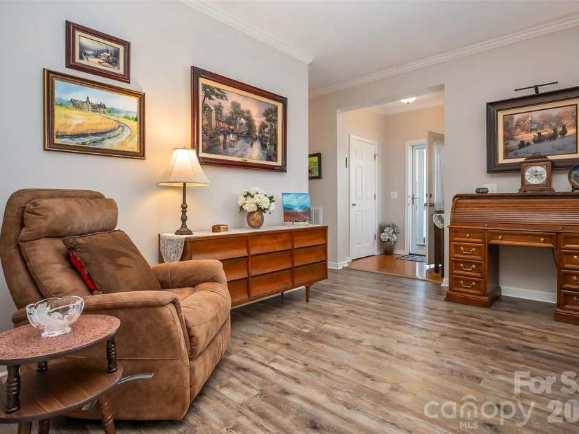 34 Middle Street, Hendersonville, NC 28792.  MLS# CAR4391444, YatesRealty ID 29010. 