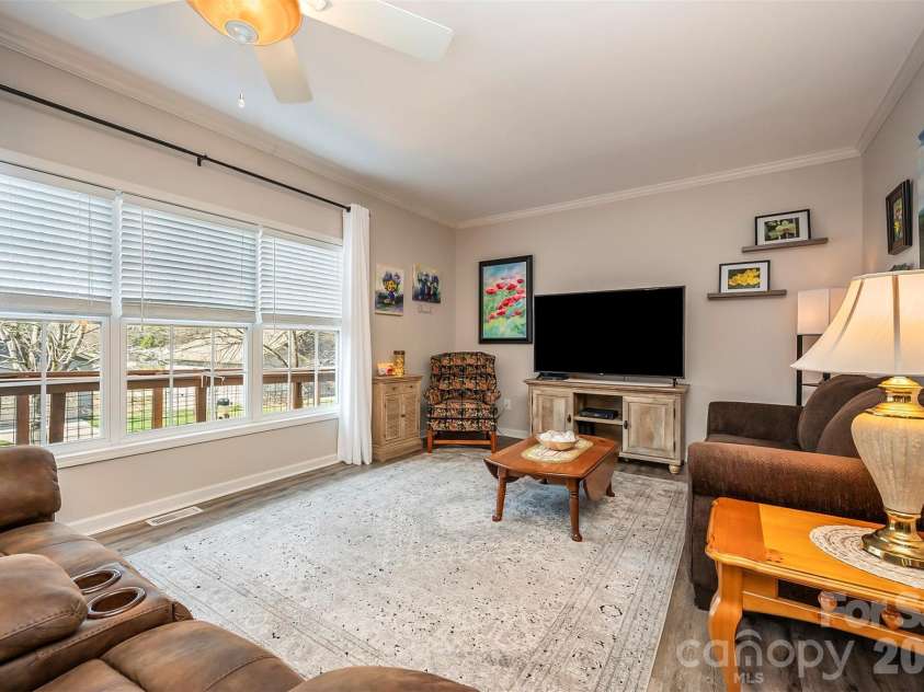 34 Middle Street, Hendersonville, NC 28792.  MLS# CAR4391444, YatesRealty ID 29010. 