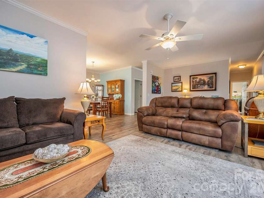 34 Middle Street, Hendersonville, NC 28792.  MLS# CAR4391444, YatesRealty ID 29010. 
