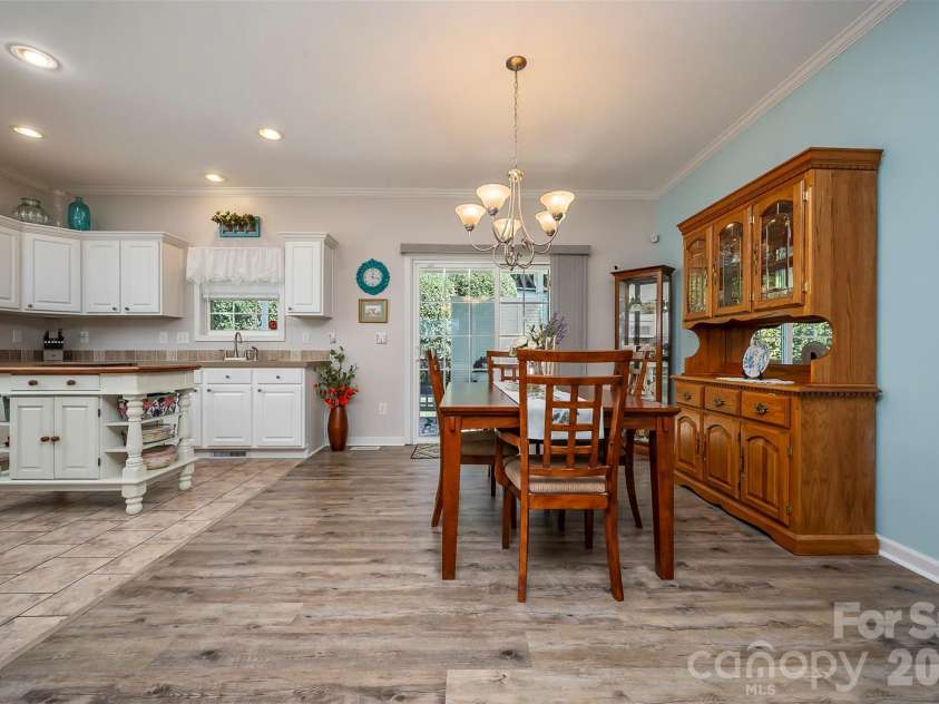 34 Middle Street, Hendersonville, NC 28792.  MLS# CAR4391444, YatesRealty ID 29010. 
