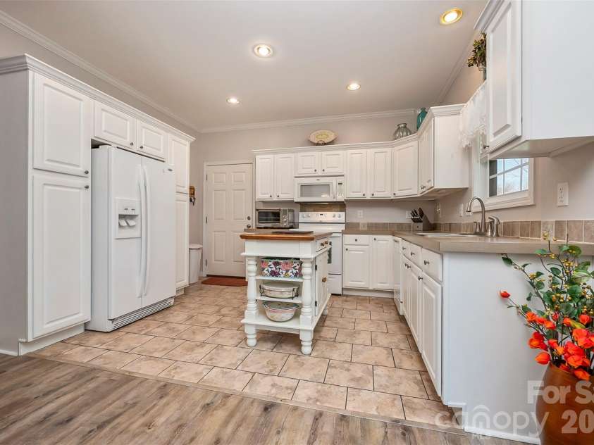 34 Middle Street, Hendersonville, NC 28792.  MLS# CAR4391444, YatesRealty ID 29010. 