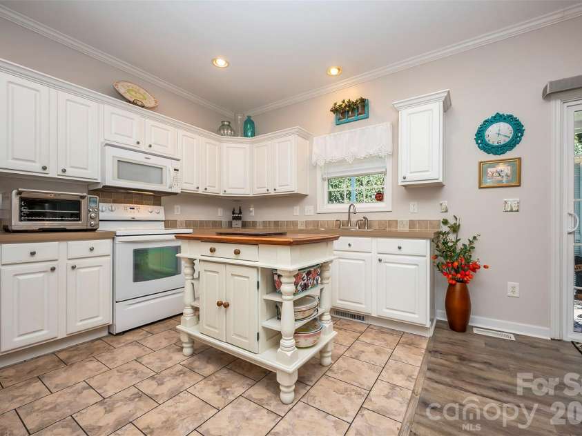 34 Middle Street, Hendersonville, NC 28792.  MLS# CAR4391444, YatesRealty ID 29010. 