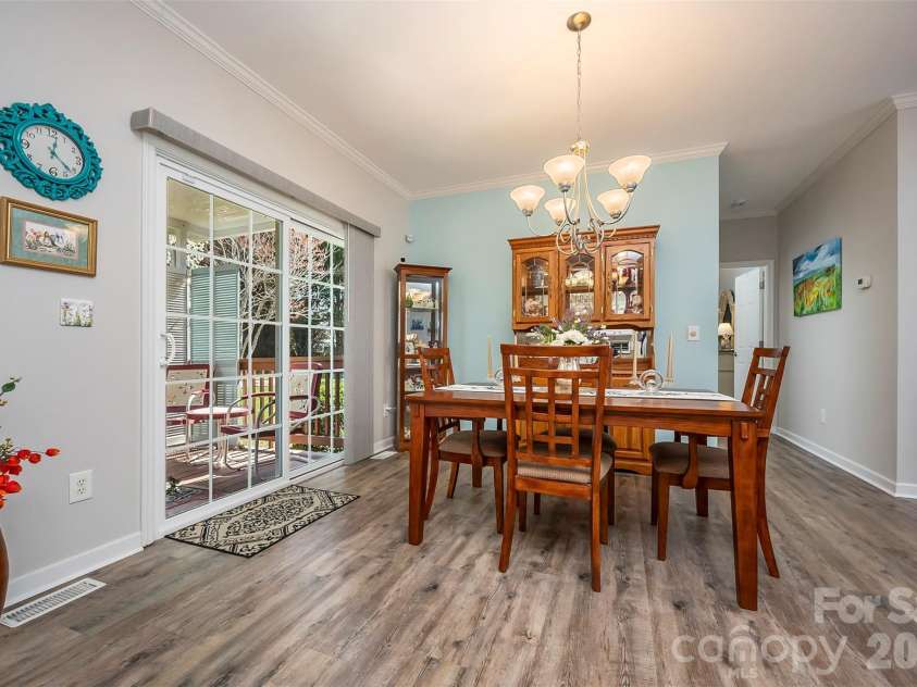 34 Middle Street, Hendersonville, NC 28792.  MLS# CAR4391444, YatesRealty ID 29010. 