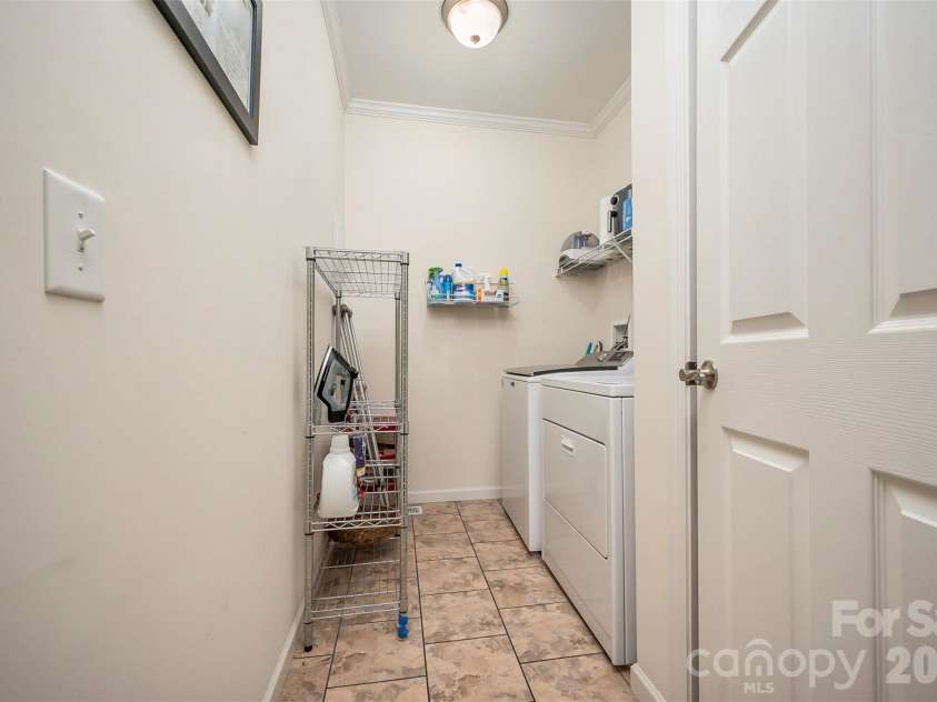 34 Middle Street, Hendersonville, NC 28792.  MLS# CAR4391444, YatesRealty ID 29010. 