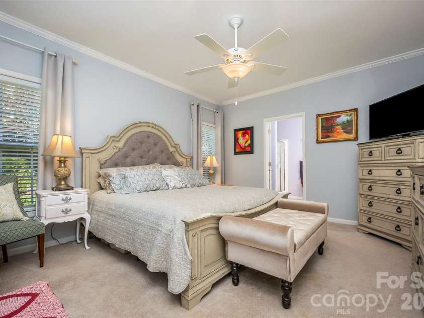34 Middle Street, Hendersonville, NC 28792.  MLS# CAR4391444, YatesRealty ID 29010. 