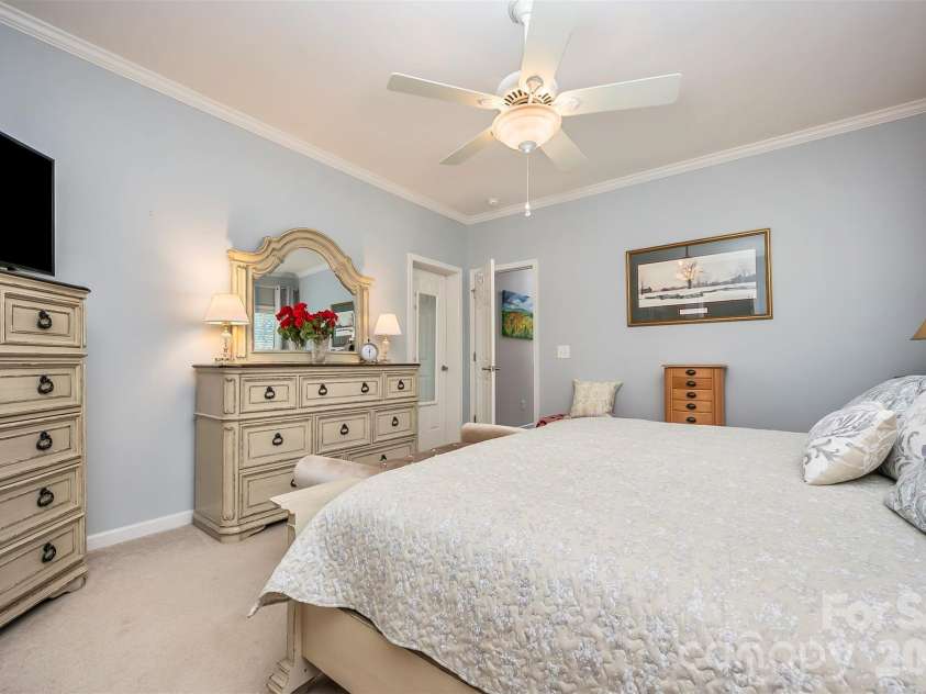 34 Middle Street, Hendersonville, NC 28792.  MLS# CAR4391444, YatesRealty ID 29010. 