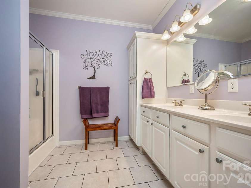 34 Middle Street, Hendersonville, NC 28792.  MLS# CAR4391444, YatesRealty ID 29010. 