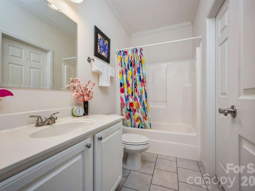 34 Middle Street, Hendersonville, NC 28792.  MLS# CAR4391444, YatesRealty ID 29010. 
