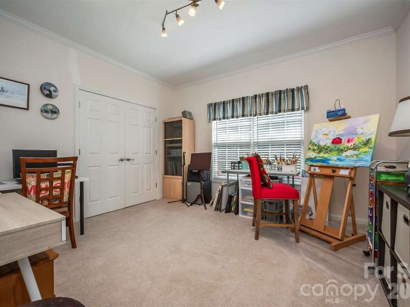34 Middle Street, Hendersonville, NC 28792.  MLS# CAR4391444, YatesRealty ID 29010. 