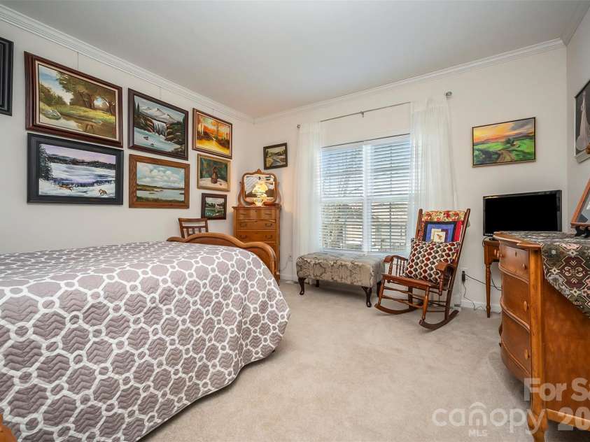 34 Middle Street, Hendersonville, NC 28792.  MLS# CAR4391444, YatesRealty ID 29010. 