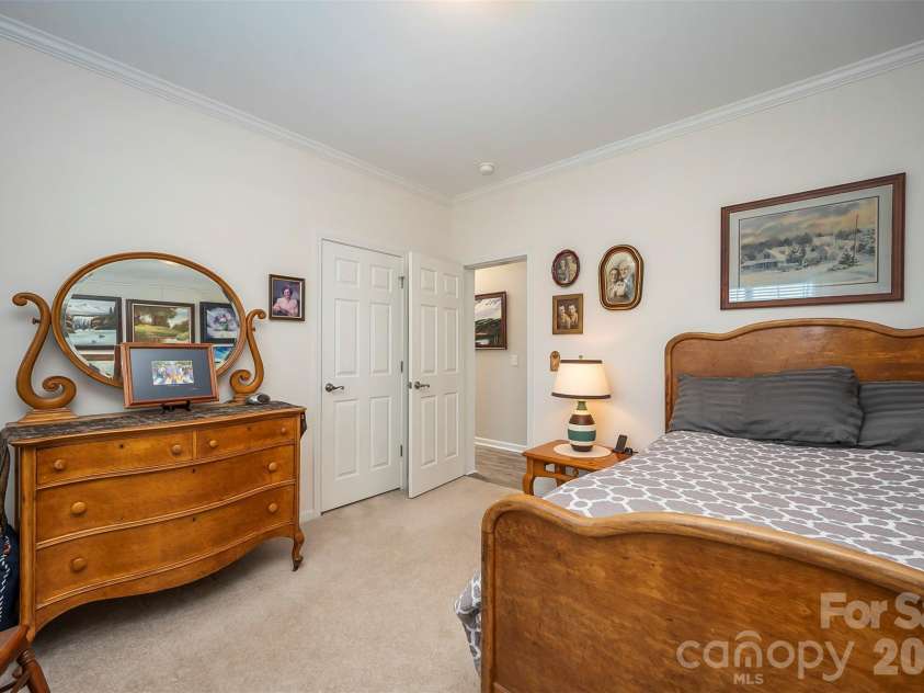 34 Middle Street, Hendersonville, NC 28792.  MLS# CAR4391444, YatesRealty ID 29010. 