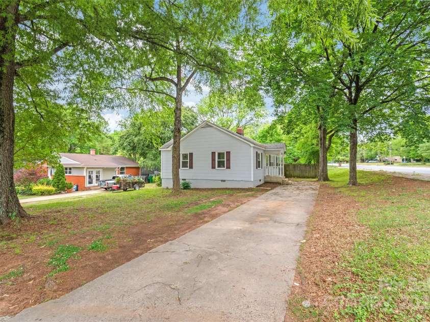 104 Willetta Drive, Charlotte, NC 28217.  MLS# CAR4256539, YatesRealty ID 29011. 