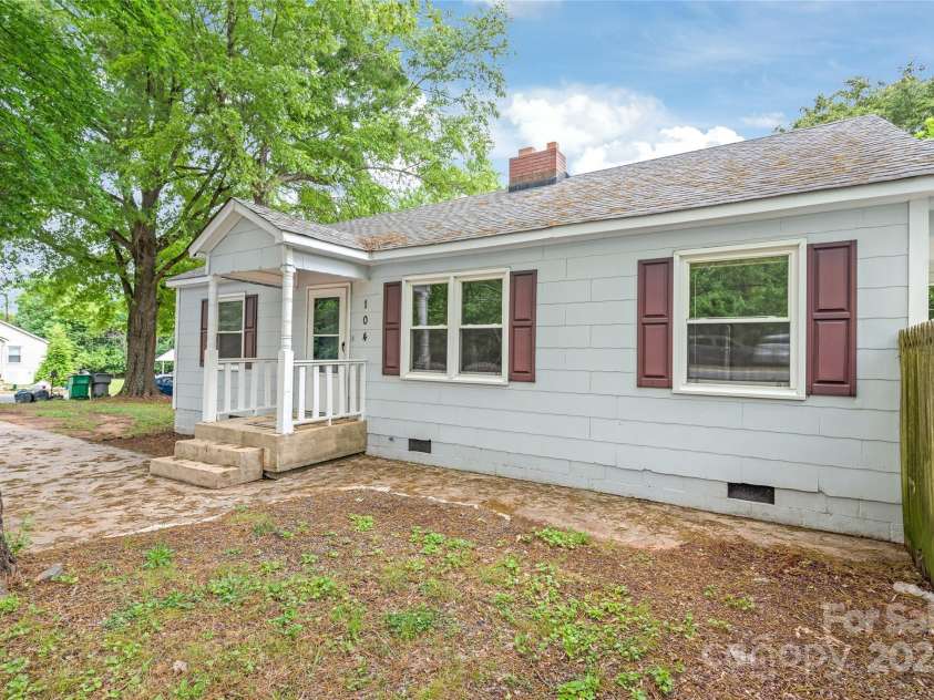 104 Willetta Drive, Charlotte, NC 28217.  MLS# CAR4256539, YatesRealty ID 29011. 