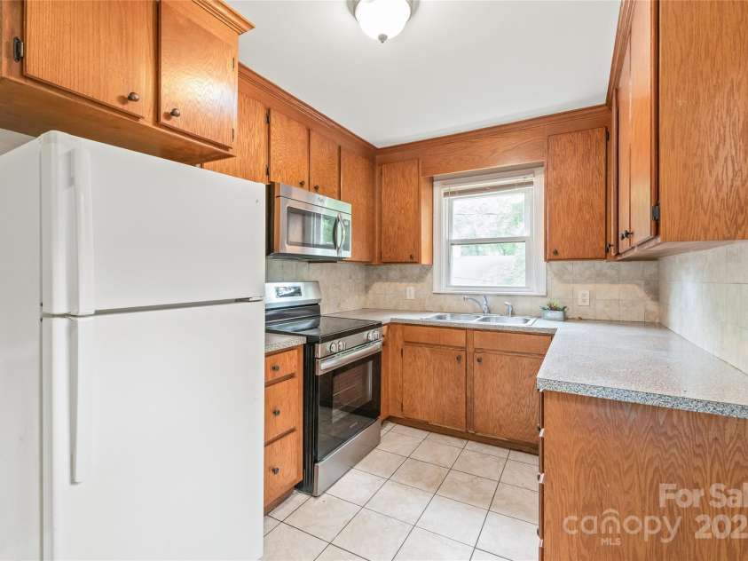 104 Willetta Drive, Charlotte, NC 28217.  MLS# CAR4256539, YatesRealty ID 29011. 