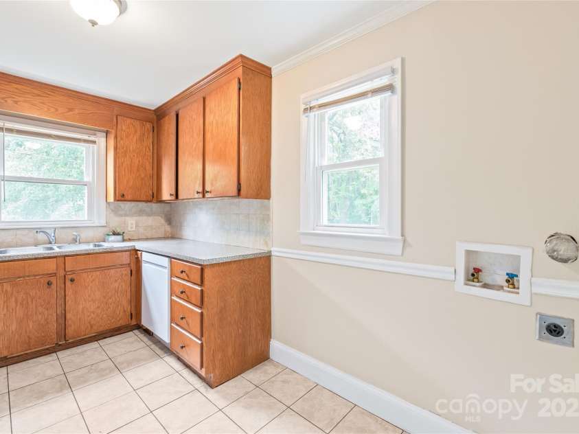 104 Willetta Drive, Charlotte, NC 28217.  MLS# CAR4256539, YatesRealty ID 29011. 