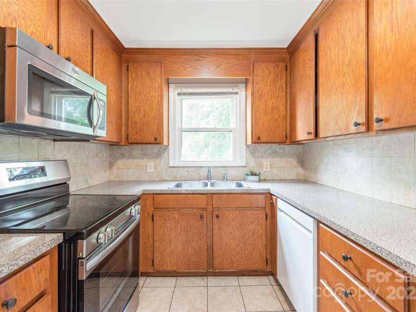 104 Willetta Drive, Charlotte, NC 28217.  MLS# CAR4256539, YatesRealty ID 29011. 