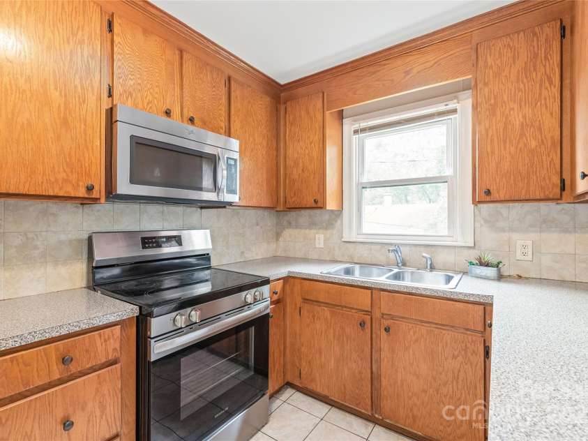 104 Willetta Drive, Charlotte, NC 28217.  MLS# CAR4256539, YatesRealty ID 29011. 