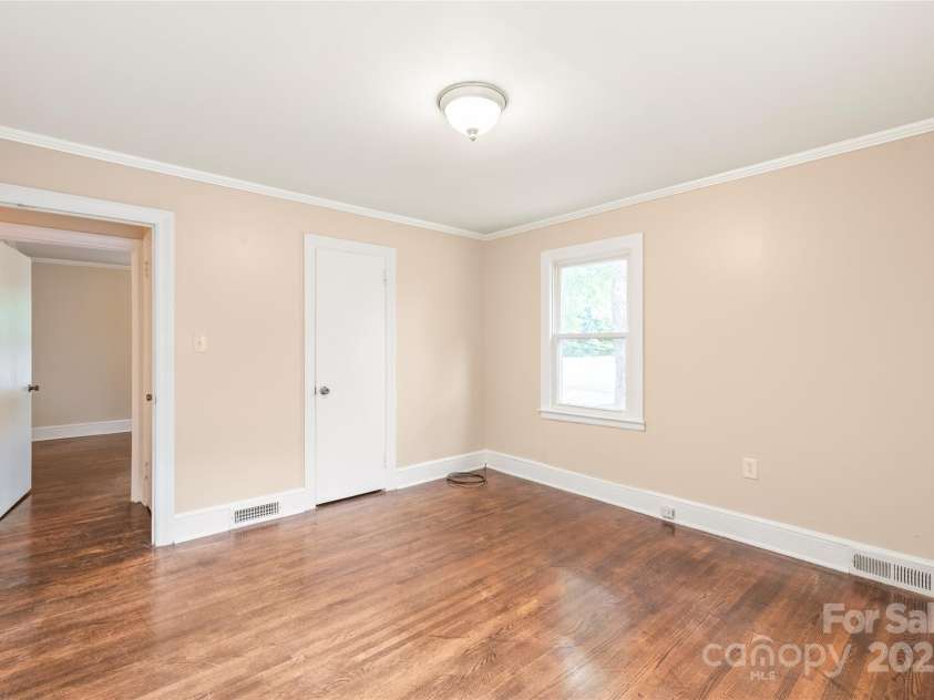 104 Willetta Drive, Charlotte, NC 28217.  MLS# CAR4256539, YatesRealty ID 29011. 