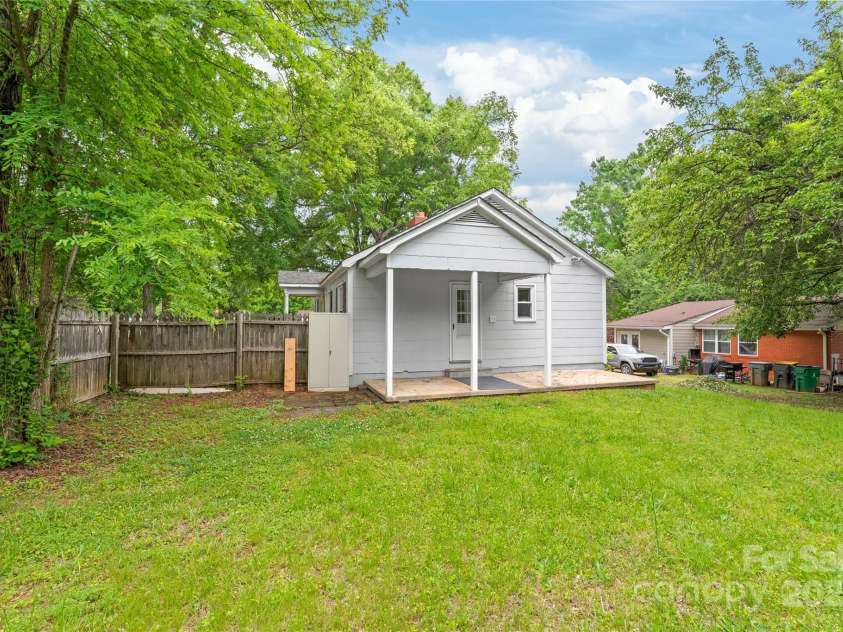104 Willetta Drive, Charlotte, NC 28217.  MLS# CAR4256539, YatesRealty ID 29011. 