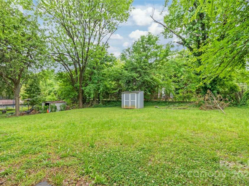 104 Willetta Drive, Charlotte, NC 28217.  MLS# CAR4256539, YatesRealty ID 29011. 
