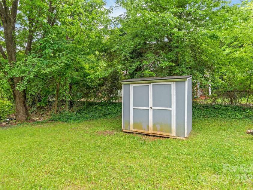 104 Willetta Drive, Charlotte, NC 28217.  MLS# CAR4256539, YatesRealty ID 29011. 