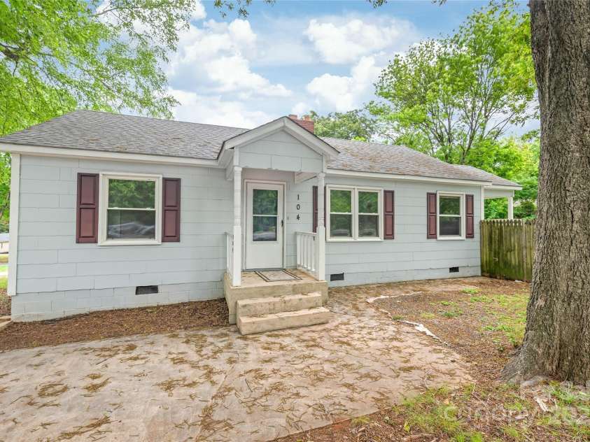 104 Willetta Drive, Charlotte, NC 28217.  MLS# CAR4256539, YatesRealty ID 29011. 