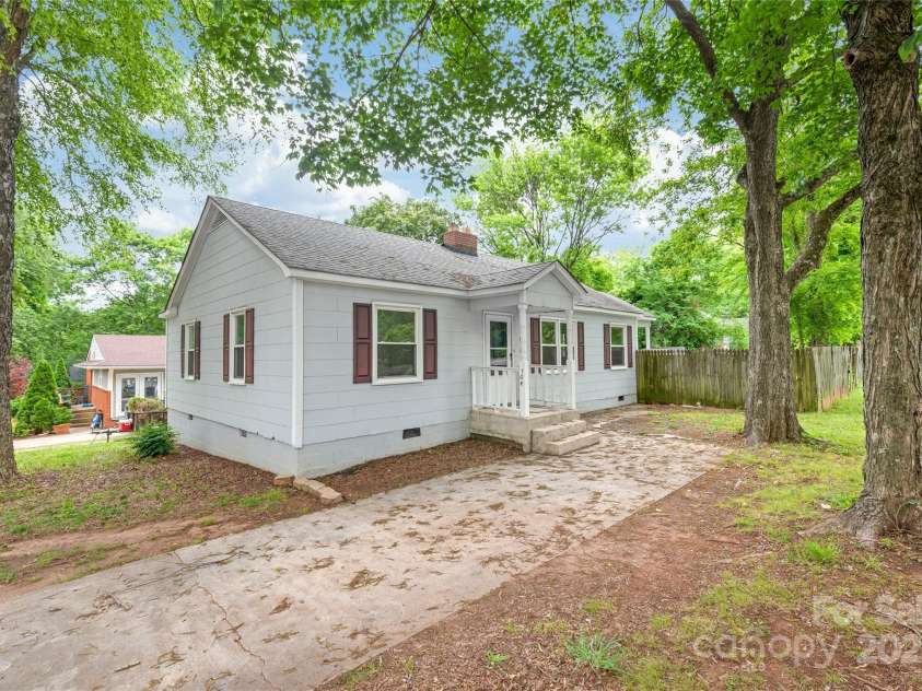 104 Willetta Drive, Charlotte, NC 28217.  MLS# CAR4256539, YatesRealty ID 29011. 