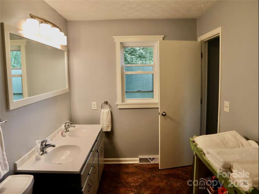 53 Windy Oaks Ridge, Burnsville, NC 28714.  MLS# CAR4281473, YatesRealty ID 29014. 