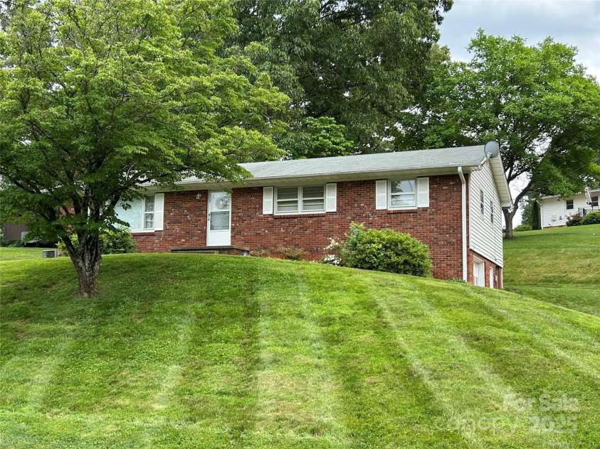 18 Sheppard Drive, Asheville, NC 28806.  MLS# CAR4269350, YatesRealty ID 29015. 