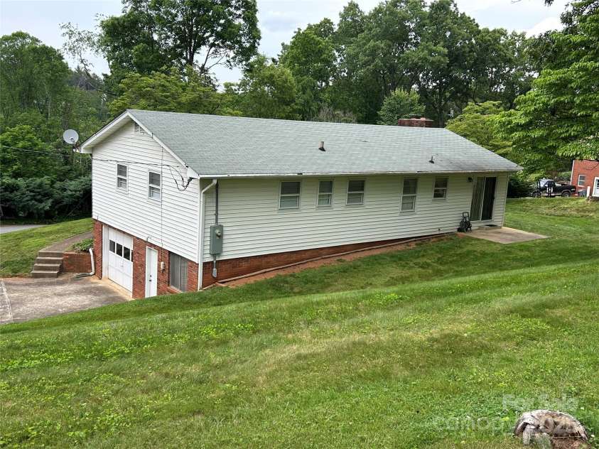 18 Sheppard Drive, Asheville, NC 28806.  MLS# CAR4269350, YatesRealty ID 29015. 