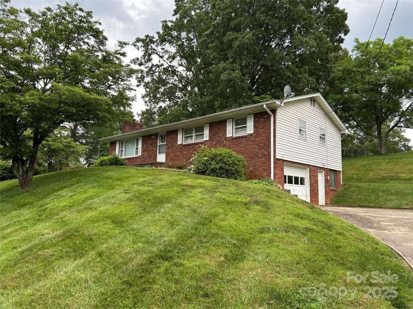 18 Sheppard Drive, Asheville, NC 28806.  MLS# CAR4269350, YatesRealty ID 29015. 