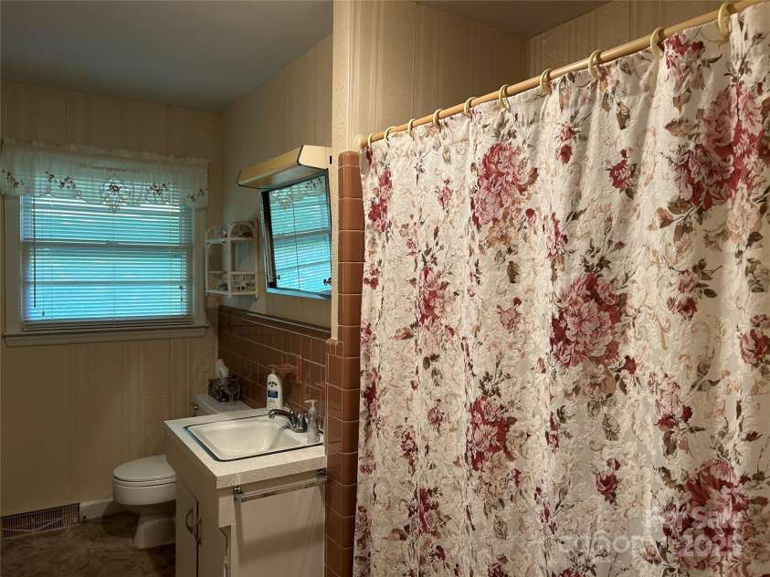 18 Sheppard Drive, Asheville, NC 28806.  MLS# CAR4269350, YatesRealty ID 29015. Full Bath