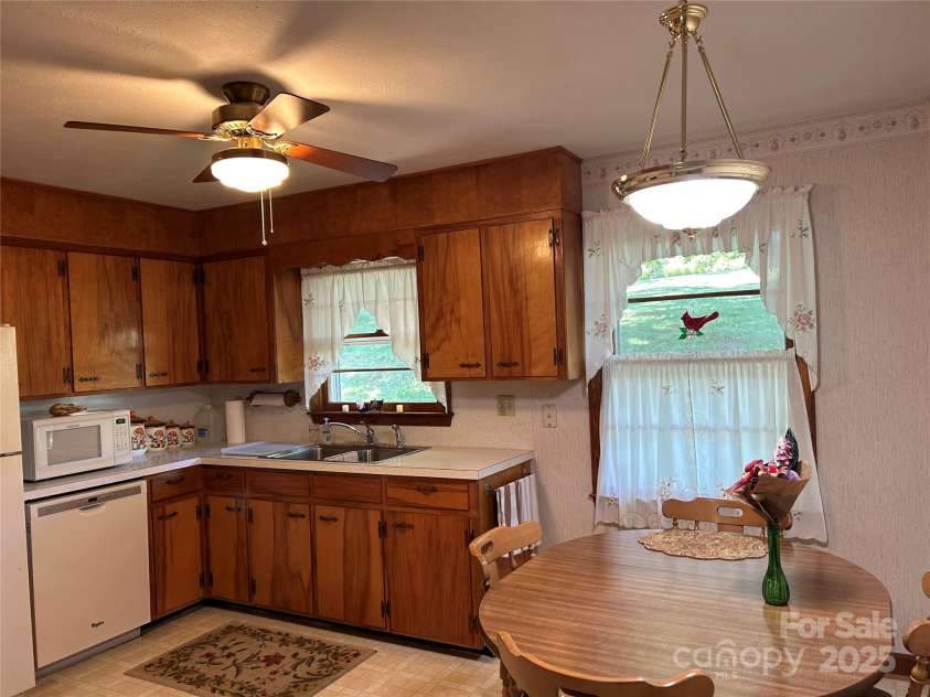 18 Sheppard Drive, Asheville, NC 28806.  MLS# CAR4269350, YatesRealty ID 29015. Kitchen