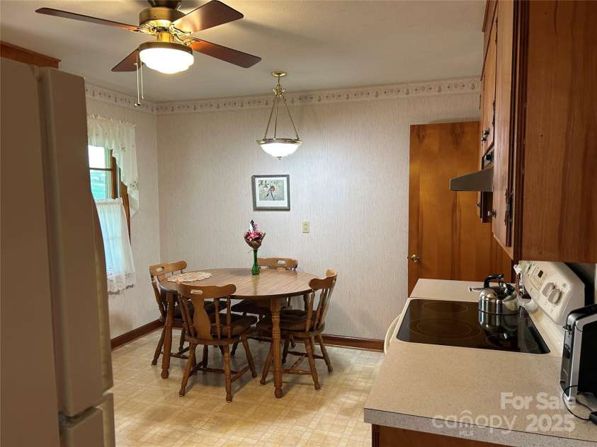 18 Sheppard Drive, Asheville, NC 28806.  MLS# CAR4269350, YatesRealty ID 29015. Kitchen