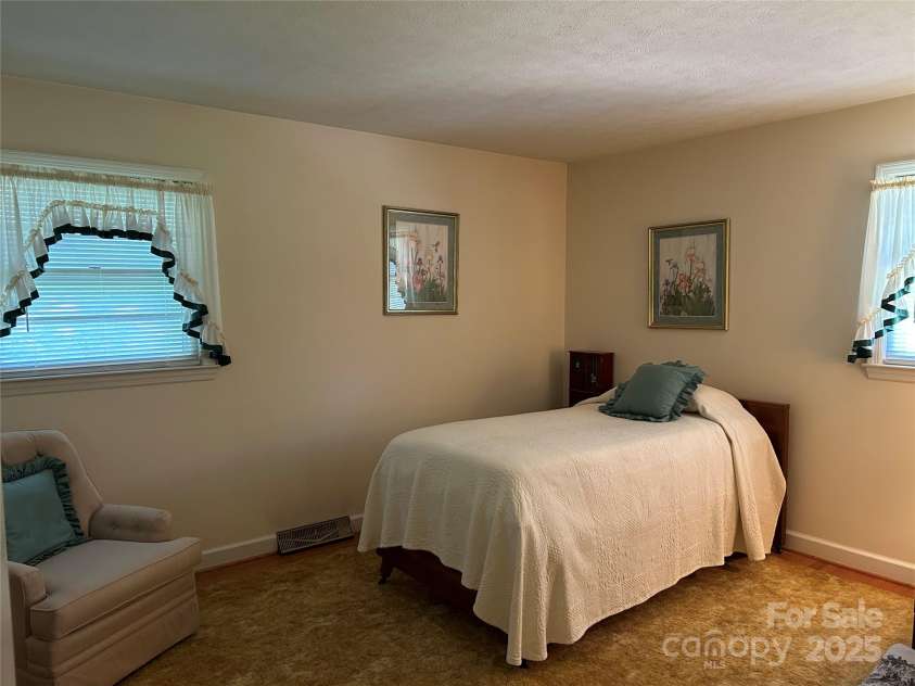 18 Sheppard Drive, Asheville, NC 28806.  MLS# CAR4269350, YatesRealty ID 29015. Primary Bedroom