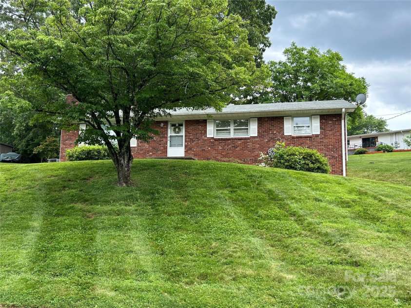 18 Sheppard Drive, Asheville, NC 28806.  MLS# CAR4269350, YatesRealty ID 29015. Welcome Home