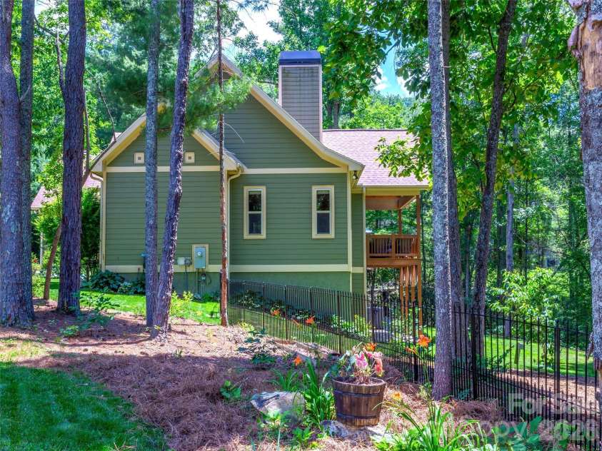 86 Crossings Circle, Fairview, NC 28730.  MLS# CAR4391576, YatesRealty ID 29016. 