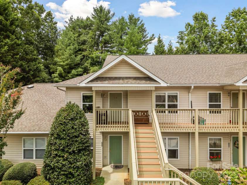 210 Carrington Place, Arden, NC 28704.  MLS# CAR4285258, YatesRealty ID 29017. 
