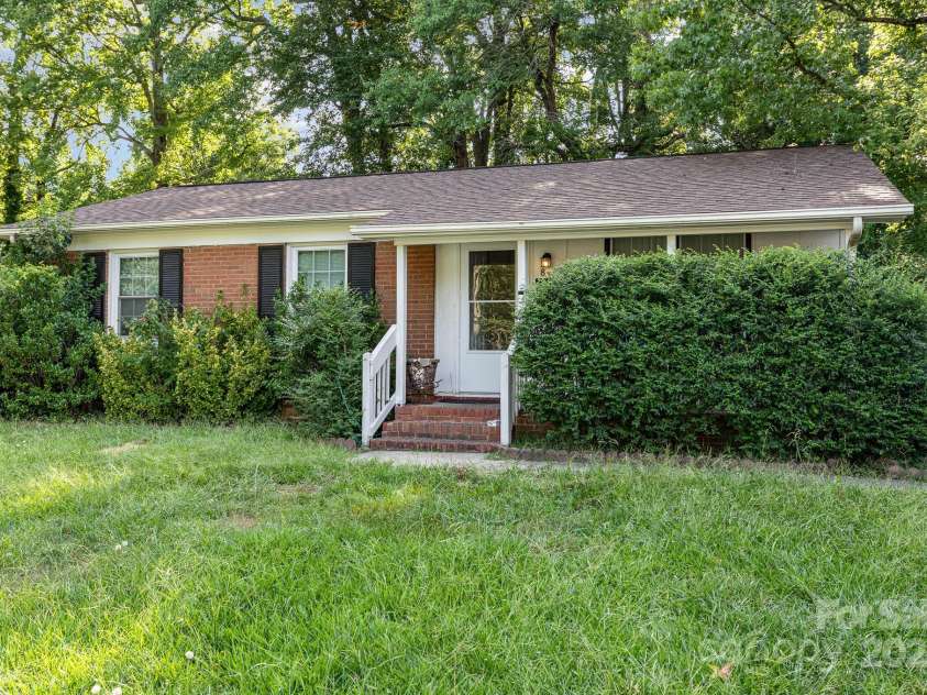 831 Bilmark Avenue, Charlotte, NC 28213.  MLS# CAR4275976, YatesRealty ID 29019. 