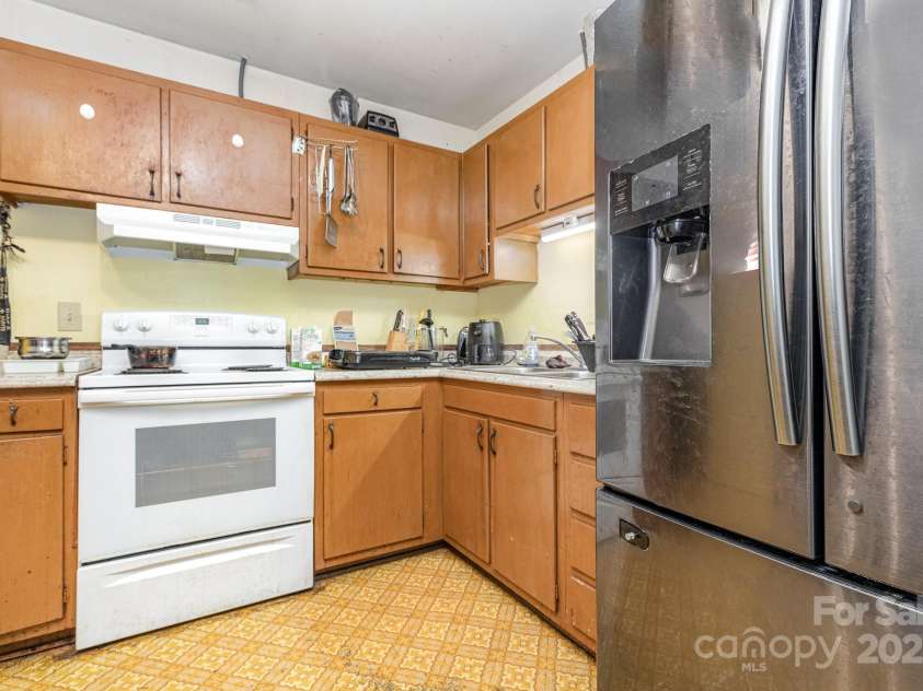 831 Bilmark Avenue, Charlotte, NC 28213.  MLS# CAR4275976, YatesRealty ID 29019. 