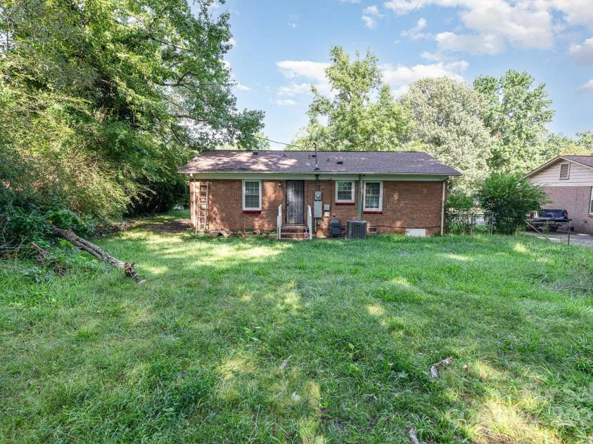 831 Bilmark Avenue, Charlotte, NC 28213.  MLS# CAR4275976, YatesRealty ID 29019. 