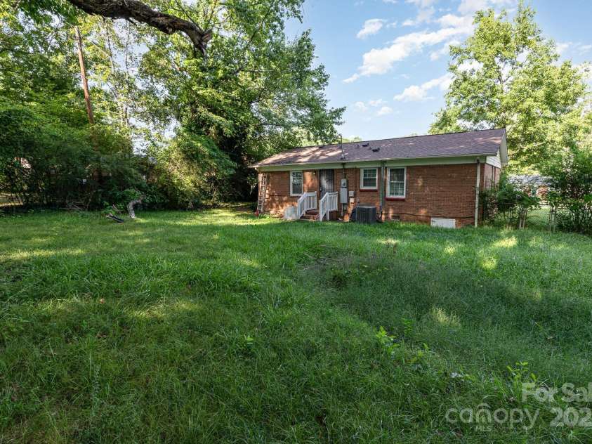 831 Bilmark Avenue, Charlotte, NC 28213.  MLS# CAR4275976, YatesRealty ID 29019. 