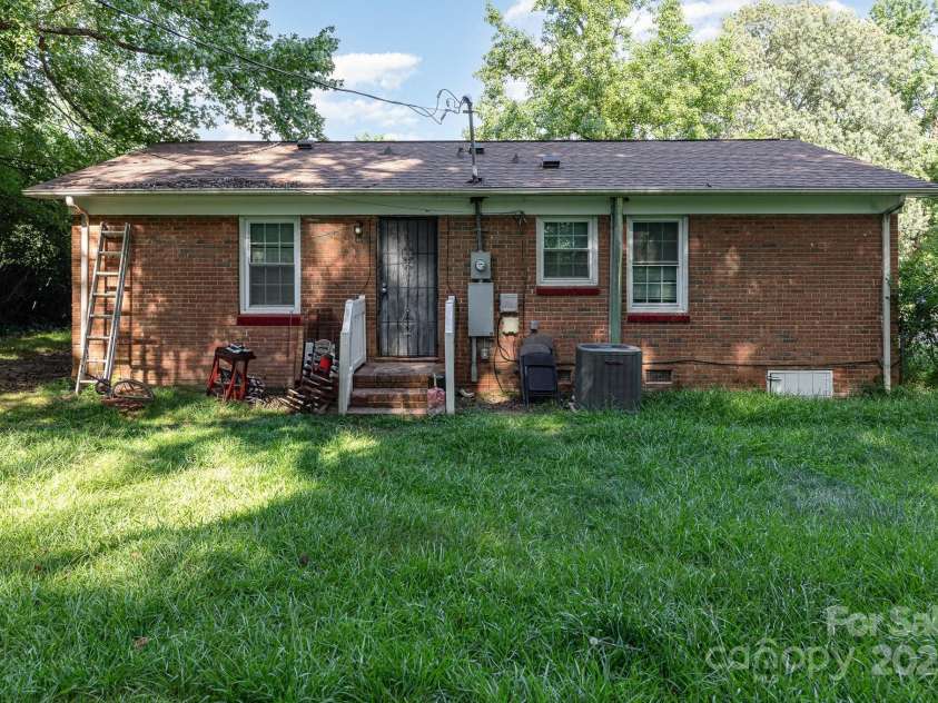 831 Bilmark Avenue, Charlotte, NC 28213.  MLS# CAR4275976, YatesRealty ID 29019. 