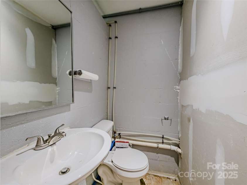 883 Pinehurst Road, Ellenboro, NC 28040.  MLS# CAR4291077, YatesRealty ID 2902. Half Bath in Basement