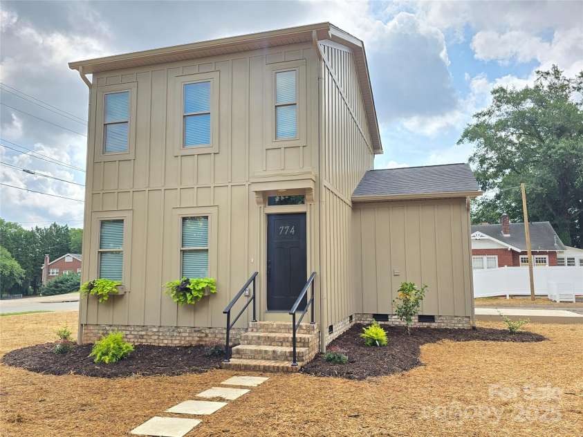 774 8th Street, Hickory, NC 28601.  MLS# CAR4279199, YatesRealty ID 29021. 
